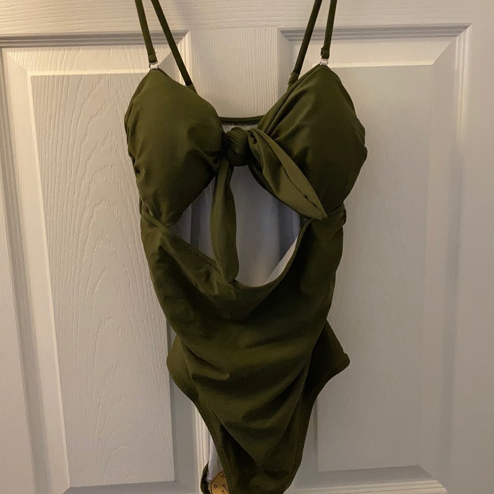 Peek-a-boo Onepiece Sui